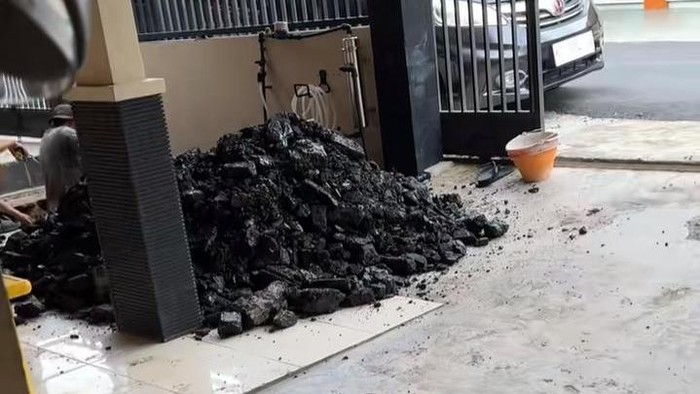 Penemuan batu bara saat gali lubang untuk septic tank di Kalimantan Timur.