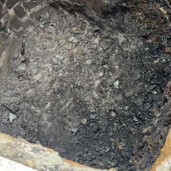 Penemuan batu bara saat gali lubang untuk septic tank di Kalimantan Timur. Penemuan batu bara saat gali lubang untuk septic tank di Kalimantan Timur.