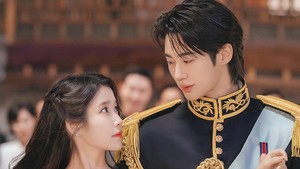 Saat tampil di acara inner court banquet, Seong Hee Ju muncul buat menantang Ibu Suri (Gong Seung Yeon) dengan pakai baju putih. Di bagian kedua dari acara resmi itu, dia tampil anggun dan berdansa dengan Ian. (Foto: dok. MBC)