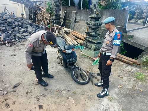 Petugas kepolisian saat melakukan olah TKP peristiwa kecelakaan di Jalan Denpasar-Gilimanuk, tepatnya di depan BRI Unit Gumbrih, Desa Gumbrih, Kecamatan Pekutatan, Kabupaten Jembrana, Minggu (26/4/2026). (Polres Jembrana)