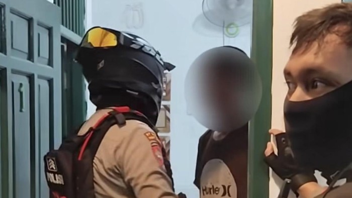 ScreenshotPolisi mengamankan pelaku KDRT di Depok
