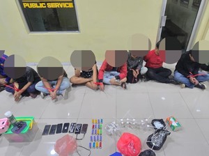 Polisi Tangkap 9 Pria Lagi Pesta Sabu di Pinggir Rel Tanah Abang Jakpus