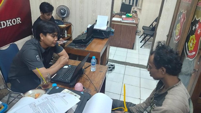 Polres Sragen berhasil mengamankan pelaku pencurian Chromebook di SDN Sine 1. Foto diunggah Minggu (26/4/2026).
