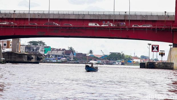 Potret Kehidupan di Sungai Musi, Ikon Hidup Kota Palembang Sungai Musi memiliki peran penting dalam denyut ekonomi masyarakat Palembang. Selain menjadi ikon kota, sungai ini juga menjadi pusat aktivitas ekonomi yang terus hidup dari pagi hingga malam hari.