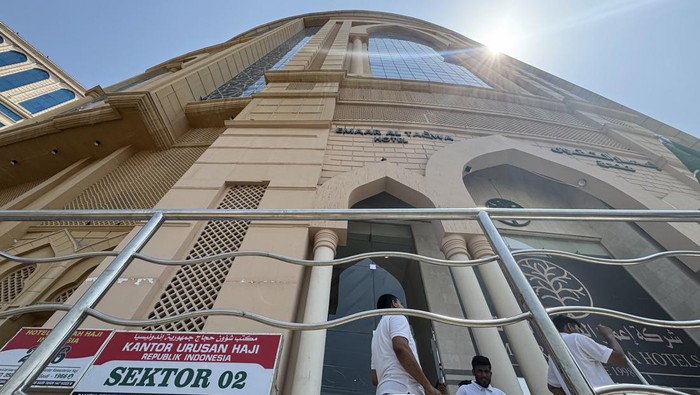 Kepala Daker Makkah PPIH Arab Saudi Ihsan Faisal mengecek kamar hotel yang akan ditempati jamaah calon haji Indonesia di Kawasan Syisyah, Makkah, Arab Saudi, Sabtu (25/4/2026). Kementerian Haji dan Umrah menyiapkan sebanyak 177 hotel di Makkah untuk 