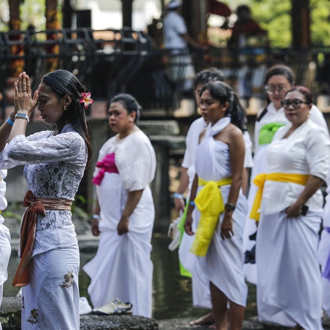 Ratusan Peserta Ikuti Prosesi Melukat di TMII, Rasakan Tradisi Bali