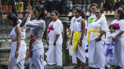 Ratusan Peserta Ikuti Prosesi Melukat di TMII, Rasakan Tradisi Bali