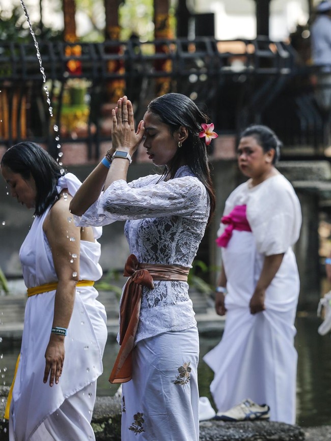 Ratusan Peserta Ikuti Prosesi Melukat di TMII, Rasakan Tradisi Bali