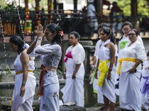 Ratusan Peserta Ikuti Prosesi Melukat di TMII, Rasakan Tradisi Bali