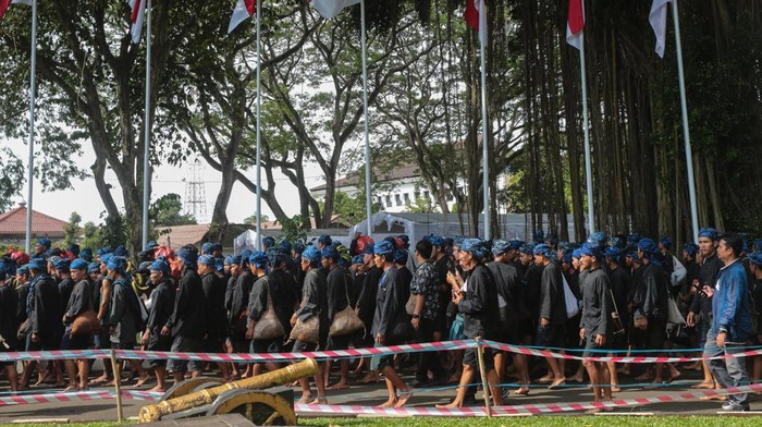 Warga Suku Baduy merapikan hasil bumi yang dibawa saat tradisi Seba Baduy di halaman Gedung Negara Provinsi Banten, Kota Serang, Banten, Sabtu (25/4/2026). Tradisi tahunan yang diikuti sebanyak 1.552 warga Suku Baduy tersebut dilaksanakan dengan menyerahkan hasil panen kepada pemerintah daerah sebagai simbol rasa syukur sekaligus menyampaikan pesan pelestarian alam dan lingkungan. ANTARA FOTO/Angga Budhiyanto