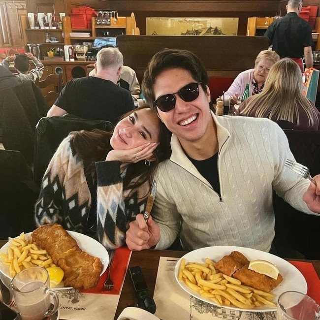 Romantisnya El Rumi dan Syifa Hadju saat Kulineran Seru di Luar Negeri