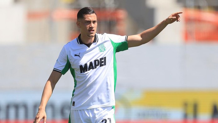 FLORENCE, ITALY - APRIL 26: Jay Idzes of US Sassuolo reacts during the Serie A match between ACF Fiorentina and US Sassuolo Calcio at Artemio Franchi on April 26, 2026 in Florence, Italy. (Photo by Gabriele Maltinti/Getty Images)