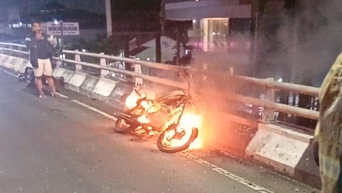 Satu unit motor RX King terbakar di flyover Kalibanteng, Kota Semarang, Minggu (26/4/2026).