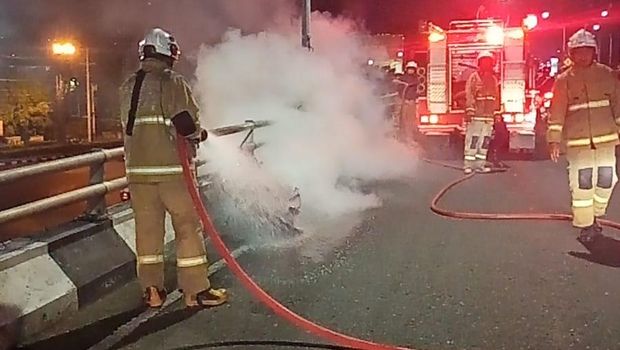 Satu unit motor RX King terbakar di flyover Kalibanteng, Jalan Jenderal Sudirman, Gisikdrono, Kecamatan Semarang Barat, Kota Semarang, Minggu (26/4/2026).