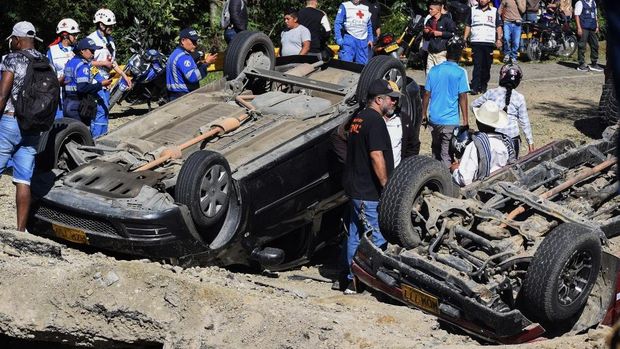 Serangan bom mengguncang wilayah rawan konflik di barat daya Kolombia, Sabtu (25/4/2026). Peristiwa tersebut menewaskan tujuh orang dan melukai lebih dari 20 lainnya. (AFP/FRANCISCO CALDERON)