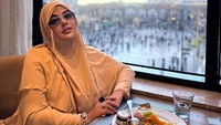 Kalau ini momen Shindy saat umroh lainnya. Ia menikmati makanan di restoran yang pemandangannya langsung ke Masjid Nabawi. Foto: Instagram/@rendyshindy_samuel