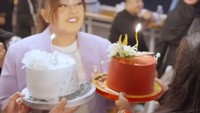 Selain menjadi selebgram, Shindy juga diketahui seorang pengusaha. Ia mendapatkan kejutan ulang tahun dua kue cantik dari timnya. Foto: Instagram/@rendyshindy_samuel