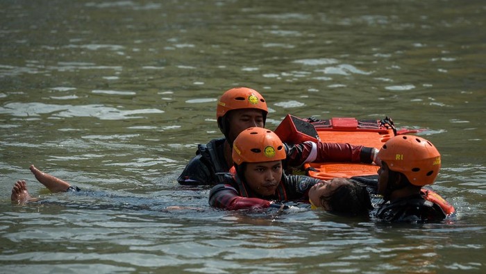 Petugas Basarnas melakukan simulasi penyelamatan korban tenggelam di Jembatan Berendeng, Kota Tangerang, Banten, Minggu (26/4/2026). Simulasi yang diikuti oleh Basarnas, BPBD, Damkar, PMI dan komunitas relawan dalam rangka peringatan Hari Kesiapsiagaan Bencana Nasional 2026 tersebut untuk meningkatkan kewaspadaan serta kemampuan petugas dalam situasi darurat. ANTARA FOTO/Putra M. Akbar/nz