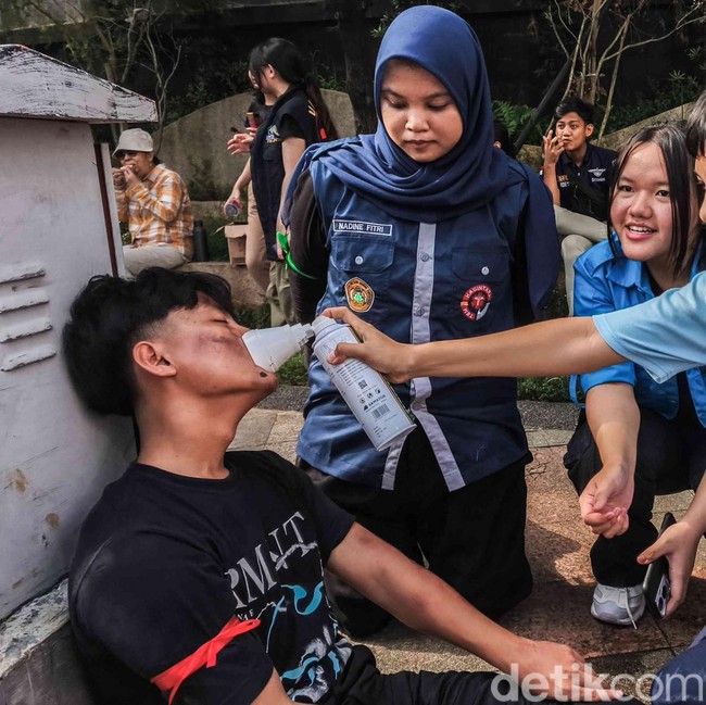 Simulasi Pertolongan Luka Bakar Curi Perhatian di Bundaran HI