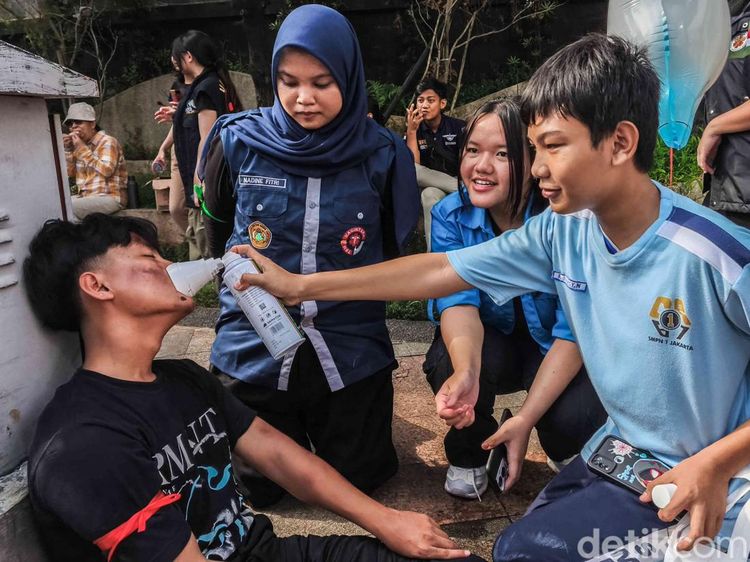 Simulasi Pertolongan Luka Bakar Curi Perhatian di Bundaran HI