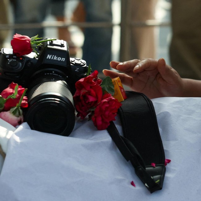 Suasana Haru di Pemakaman Raghu Rai, Kamera Digital Diletakkan di Atas Peti Jenazah