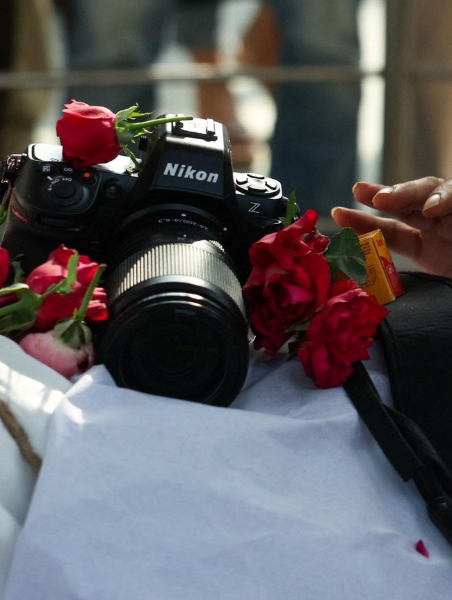 Suasana Haru di Pemakaman Raghu Rai, Kamera Digital Diletakkan di Atas Peti Jenazah