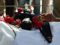 Suasana Haru di Pemakaman Raghu Rai, Kamera Digital Diletakkan di Atas Peti Jenazah