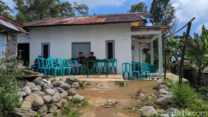 Suasana rumah duka PRT asal Batang yang tewas di Jakarta usai jatuh dari lantai 4 kos di Benhil. Foto diambil Minggu (26/4/2026).