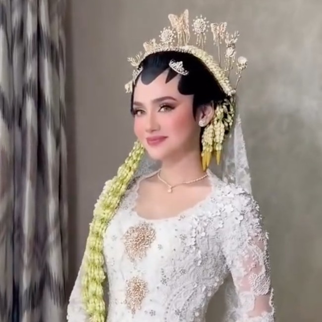 Pesona Syifa Hadju di Acara Pengajian-Resepsi, Riasan Flawless Jadi Andalan