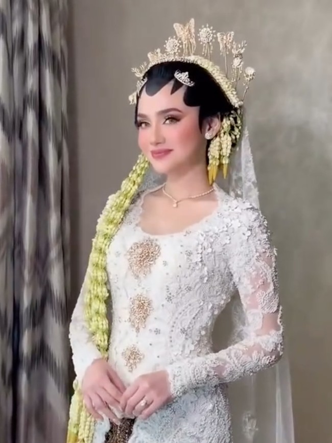 Pesona Syifa Hadju di Acara Pengajian-Resepsi, Riasan Flawless Jadi Andalan