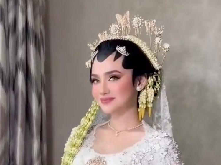 Pesona Syifa Hadju di Acara Pengajian-Resepsi, Riasan Flawless Jadi Andalan
