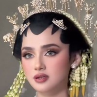 Untuk riasan wajah, Syifa mengusung makeup yang flawless dengan sentuhan soft glam hasil tangan MUA Bennu Sorumba. Complexion-nya terlihat halus dan glowing, dipadukan dengan blush on bernuansa peach yang memberi efek segar. Riasan mata dibuat tegas dengan perpaduan eyeshadow cokelat dan bulu mata lentik yang mempertegas sorot matanya. Sementara itu, lipstik bernuansa pink nude membuat keseluruhan tampilannya terlihat manis, elegan, dan tidak berlebihan. Foto: Instagram/@elsyifa_fanbase