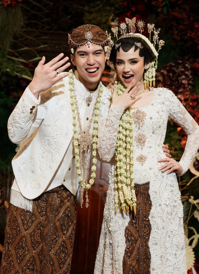 Putra kedua Maia Estianty dan Ahmad Dhani, El Rumi, akhirnya melepas masa lajang dengan menikahi aktris cantik Syifa Hadju. Akad nikah berlangsung pada Minggu (26/4/26) di Hotel Raffles Kuningan, Jakarta Selatan, dengan mengusung adat Jawa. Foto: Instagram/@syifahadju