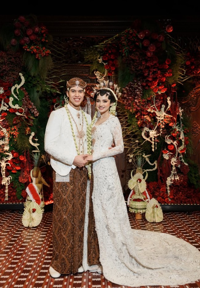 El dan Syifa tampil serasi dalam balutan busana pengantin adat Jawa klasik. Busana adat pengantin keduanya diketahui berasal dari desainer Vera Anggraini. Foto: Instagram/@syifahadju