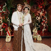 El dan Syifa tampil serasi dalam balutan busana pengantin adat Jawa klasik. Busana adat pengantin keduanya diketahui berasal dari desainer Vera Anggraini. Foto: Instagram/@syifahadju