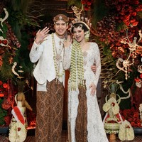 Rambut Syifa ditata dengan gaya sanggul paes, di mana bagian depan dibentuk dengan paes hitam khas Jawa yang melengkung tegas di dahi. Sanggulnya rapi dan rendah di belakang kepala, dihiasi melati yang menjuntai. Uniknya hiasan kepala cunduk mentul khas Jawa yang dikenakan Syifa tak hanya berbentuk bunga, melainkan juga kupu-kupu, gajah, hingga rusa. Foto: Instagram/@syifahadju