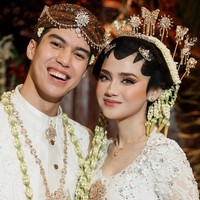 Untuk riasan wajahnya Syifa mempercayakan pada MUA ternama Bennu Sorumba. Mengusung makeup yang flawless dengan sentuhan soft glam, complexion-nya terlihat halus dan glowing, dipadukan dengan blush on bernuansa peach yang memberi efek segar. Riasan mata dibuat tegas dengan perpaduan eyeshadow cokelat dan bulu mata lentik yang mempertegas sorot matanya. Sementara itu, lipstik bernuansa pink nude membuat keseluruhan tampilannya terlihat manis, elegan, dan tidak berlebihan. Foto: Instagram/@syifahadju