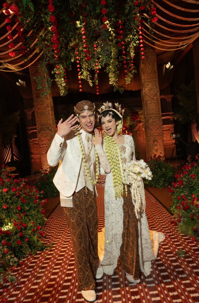 Syifa juga memilih hand bouquet dengan dominasi warna putih yang senada dengan busana pengantinnya. Cantik maksimal, pesona Syifa di hari bahagianya itu begitu terpancar dan memukau. Foto: Instagram/@syifahadju