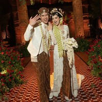 Syifa juga memilih hand bouquet dengan dominasi warna putih yang senada dengan busana pengantinnya. Cantik maksimal, pesona Syifa di hari bahagianya itu begitu terpancar dan memukau. Foto: Instagram/@syifahadju