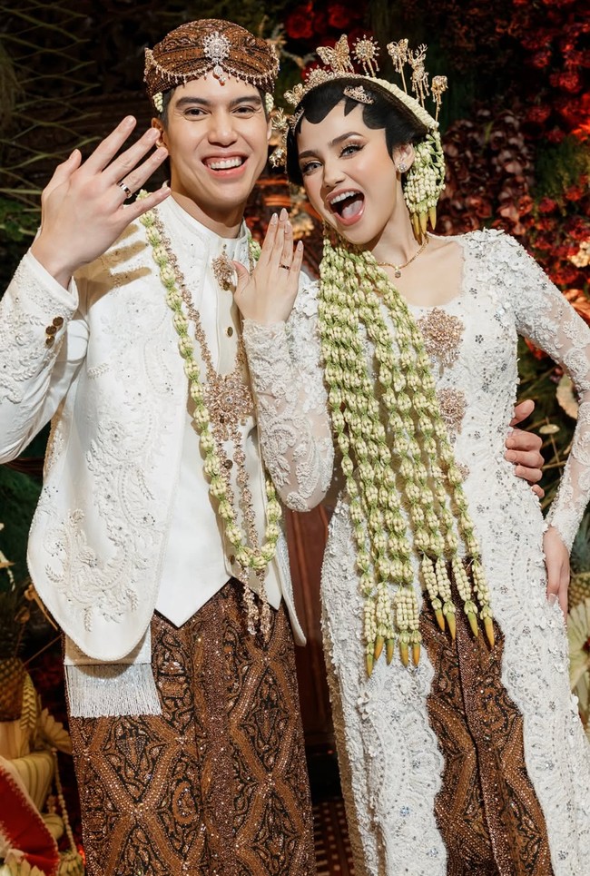 Seperti layaknya pasutri baru, keduanya turut berpose memamerkan cincin di jari manis. Kebahagiaan jelas terpancar di wajah pasutri baru tersebut. Foto: Instagram/@syifahadju