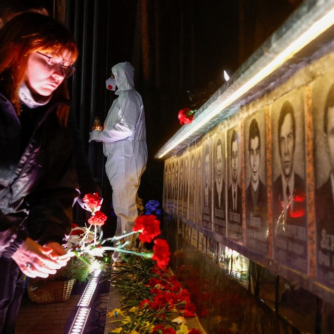 Tabur Bunga dan Nyalakan Lilin, Ukraina Kenang Tragedi Chernobyl ke-40