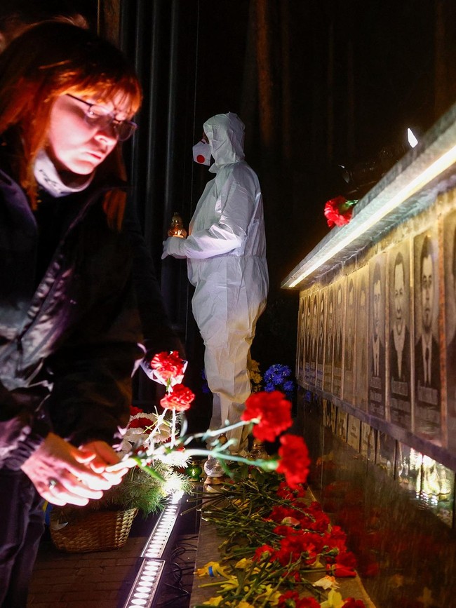 Tabur Bunga dan Nyalakan Lilin, Ukraina Kenang Tragedi Chernobyl ke-40