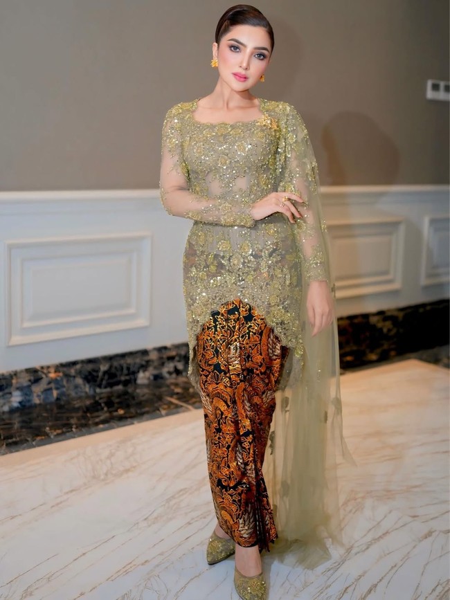Didiet Maulana sebagai perancang kebaya Ashanty menceritakan jika desain kebaya tersebut terinspirasi dari kebaya klasik zaman dulu, yang bermain di neckline, dipadukan dengan selendang yang tetap terasa tradisional dengan sentuhan modern. Dari fitting pertama sampai last fitting, semuanya berkesan banget buatku. Senang sekali waktu Mbak Ashanty bilang suka sama warnanya. Untuk payetnya aku kombinasikan dari 5 warna berbeda, dan dipadukan dengan Swarovski berwarna champagne. Setiap detailnya kita persiapkan dan rangkai sebaik mungkin, tulis Didiet di akun Instagram @didietmaulana. Foto: Dok. Instagram @ashanty_ash.