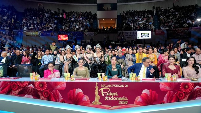 Sebagai juri, Ashanty duduk di barisan depan bersama tokoh-tokoh penting lainnya di malam puncak Puteri Indonesia 2026. Di antaranya terdiri dari Menteri Pariwisata Widiyanti Putri Wardhana, Gubernur Maluku Utara Sherly Tjoanda, Menteri UMKM Maman Abdurrahman, Miss Supranational 2024 Harashta Haifa Zahra, Ketut Permata Juliastrid Miss Cosmo 2024, dan Ketua Dewan Pembina Yayasan Puteri Indonesia, Putri Kus Wisnu Wardani. Foto: Dok. Instagram @ashanty_ash.