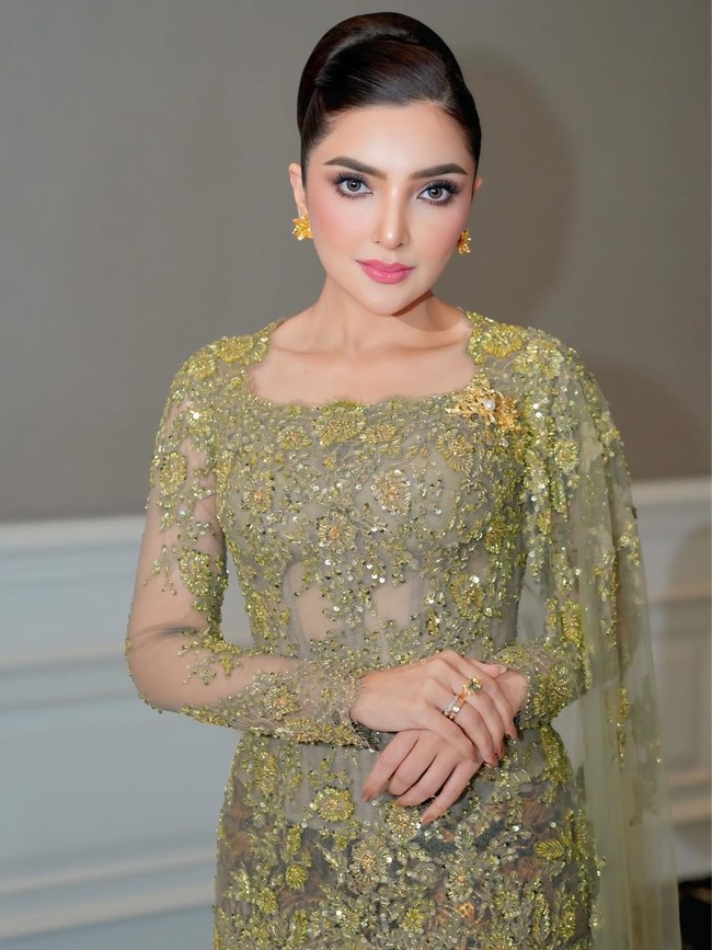 Ashanty Hermansyah tampil memukau dalam balutan kebaya modern berwarna olive dengan detail payet emas yang rumit karya desainer Didiet Maulana. Penampilannya disempurnakan dengan kain batik bermotif cokelat-oranye yang elegan sebagai bawahan. Foto: Dok. Instagram @ashanty_ash.