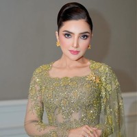 Ashanty Hermansyah tampil memukau dalam balutan kebaya modern berwarna olive dengan detail payet emas yang rumit karya desainer Didiet Maulana. Penampilannya disempurnakan dengan kain batik bermotif cokelat-oranye yang elegan sebagai bawahan. Foto: Dok. Instagram @ashanty_ash.