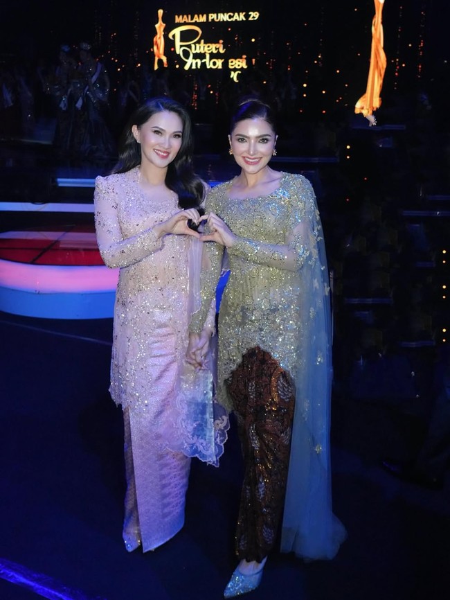 Ashanty mengabadikan momen bersama Gubernur Maluku Utara, Sherly Tjoanda juga menjadi salah satu juri di Puteri Indonesia. Sherly Tjoanda juga mengenakan kebaya anggun dari Didiet Maulana. Foto: Dok. Instagram @ashanty_ash.