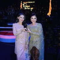 Ashanty mengabadikan momen bersama Gubernur Maluku Utara, Sherly Tjoanda juga menjadi salah satu juri di Puteri Indonesia. Sherly Tjoanda juga mengenakan kebaya anggun dari Didiet Maulana. Foto: Dok. Instagram @ashanty_ash.