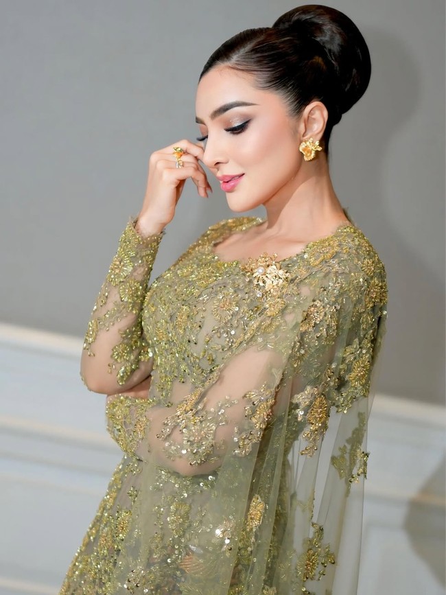 Kebaya yang dikenakan Ashanty memberikan sentuhan modern pada pakaian tradisional Indonesia. Riasan sanggul rambut Ashanty yang rapi melengkapi keseluruhan yang formal dan berwibawa dari Asep Supriyanto. Foto: Dok. Instagram @ashanty_ash.