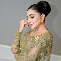 Kebaya yang dikenakan Ashanty memberikan sentuhan modern pada pakaian tradisional Indonesia. Riasan sanggul rambut Ashanty yang rapi melengkapi keseluruhan yang formal dan berwibawa dari Asep Supriyanto. Foto: Dok. Instagram @ashanty_ash.